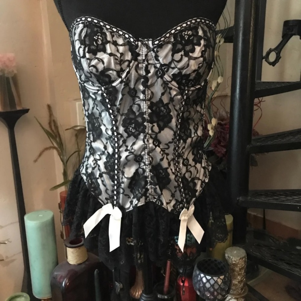 Frederick’s of Hollywood Ruffle Corset Bustier Lingerie Shapewear Intimates